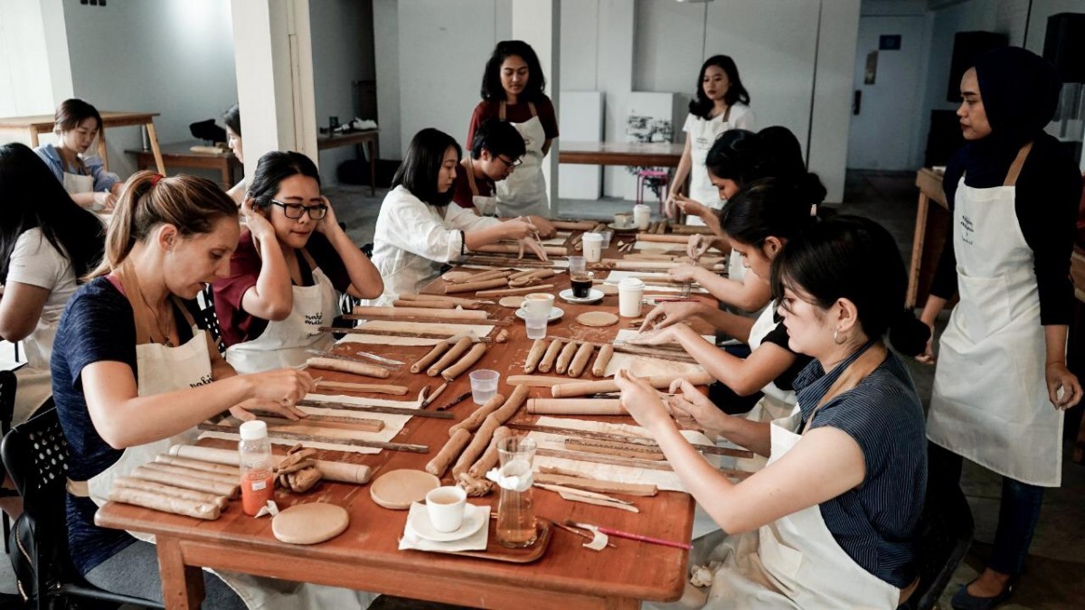 Peserta workshop menciptakan berbagai bentuk karya seni bersama instruktur